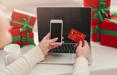 在线购物/零售电子商务和送货服务概念:Moblie与购物应用程序-笔记本电脑上的信用卡-描述消费者从供应商或数码商店购买或订购产品